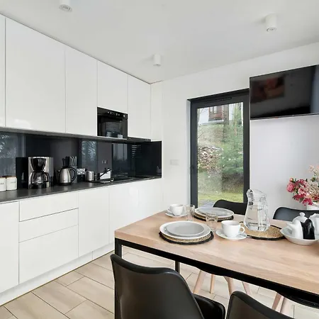 아파트 Cozy With Parking And Terrace In By Renters